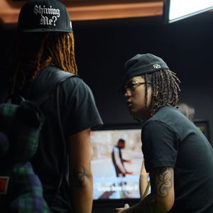 亚洲国产情侣一区二区三区
